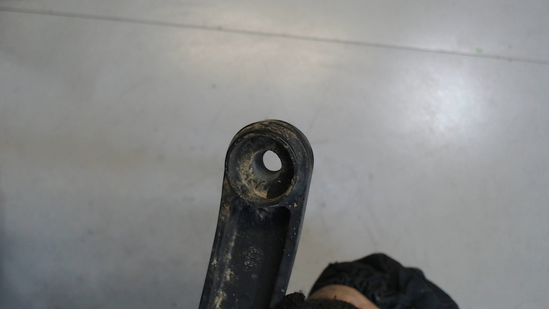 Поводок стеклоочистителя передний левый