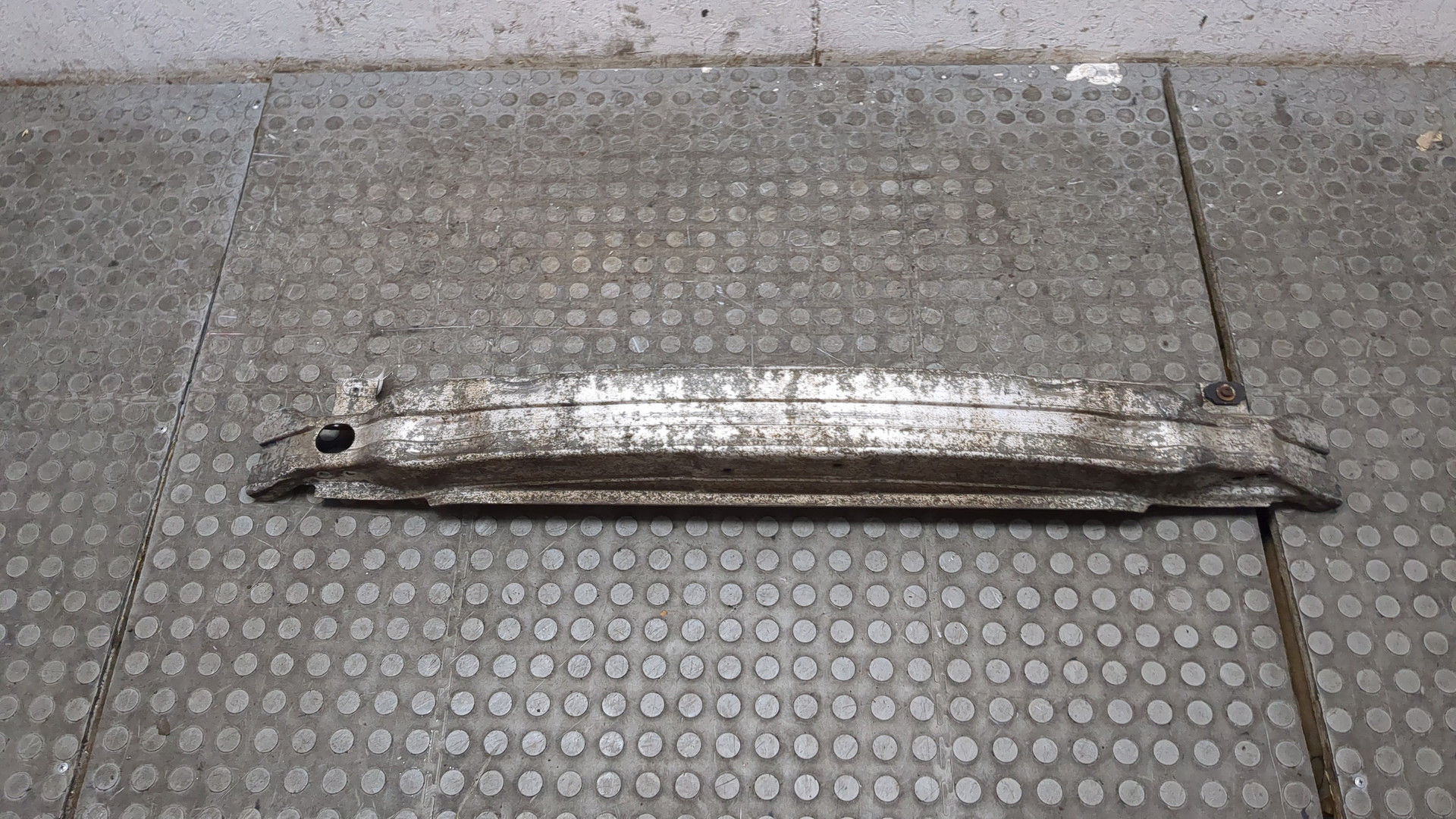 Усилитель переднего бампера