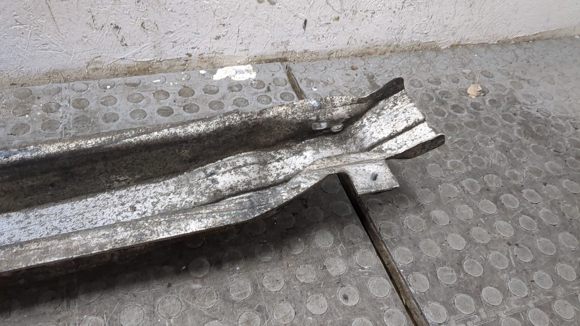 Усилитель переднего бампера