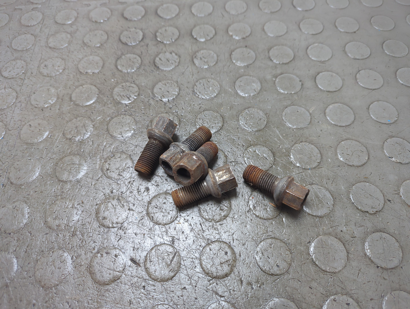 Болт колесный