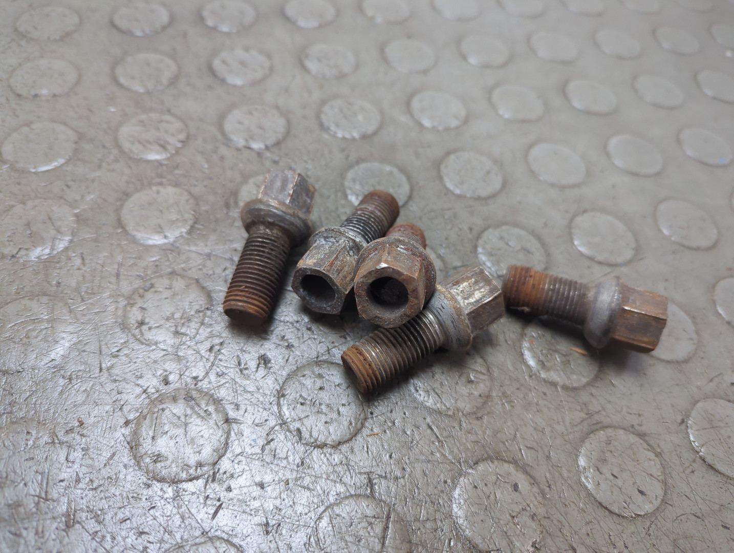 Болт колесный