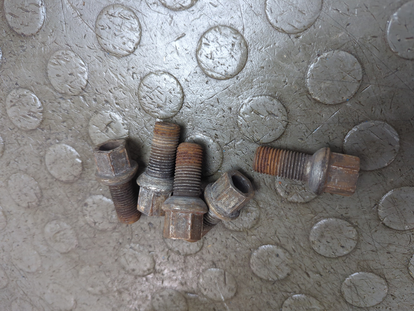 Болт колесный