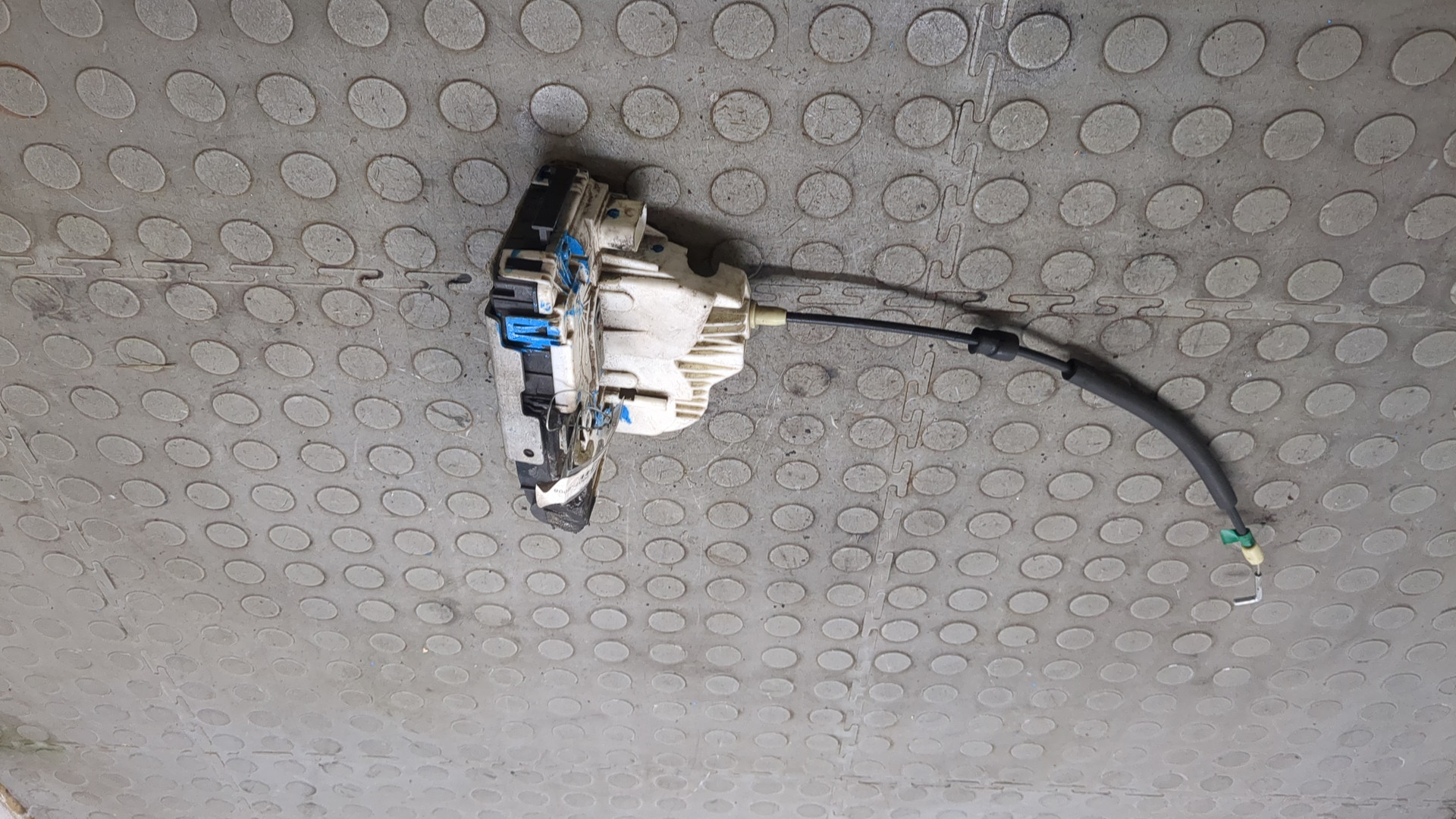 Замок двери передней правой