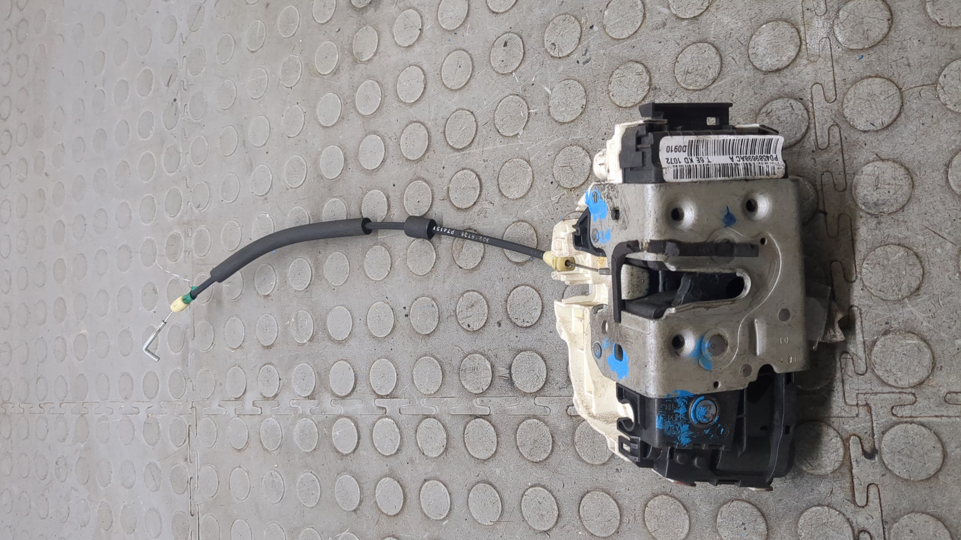 Замок двери передней правой