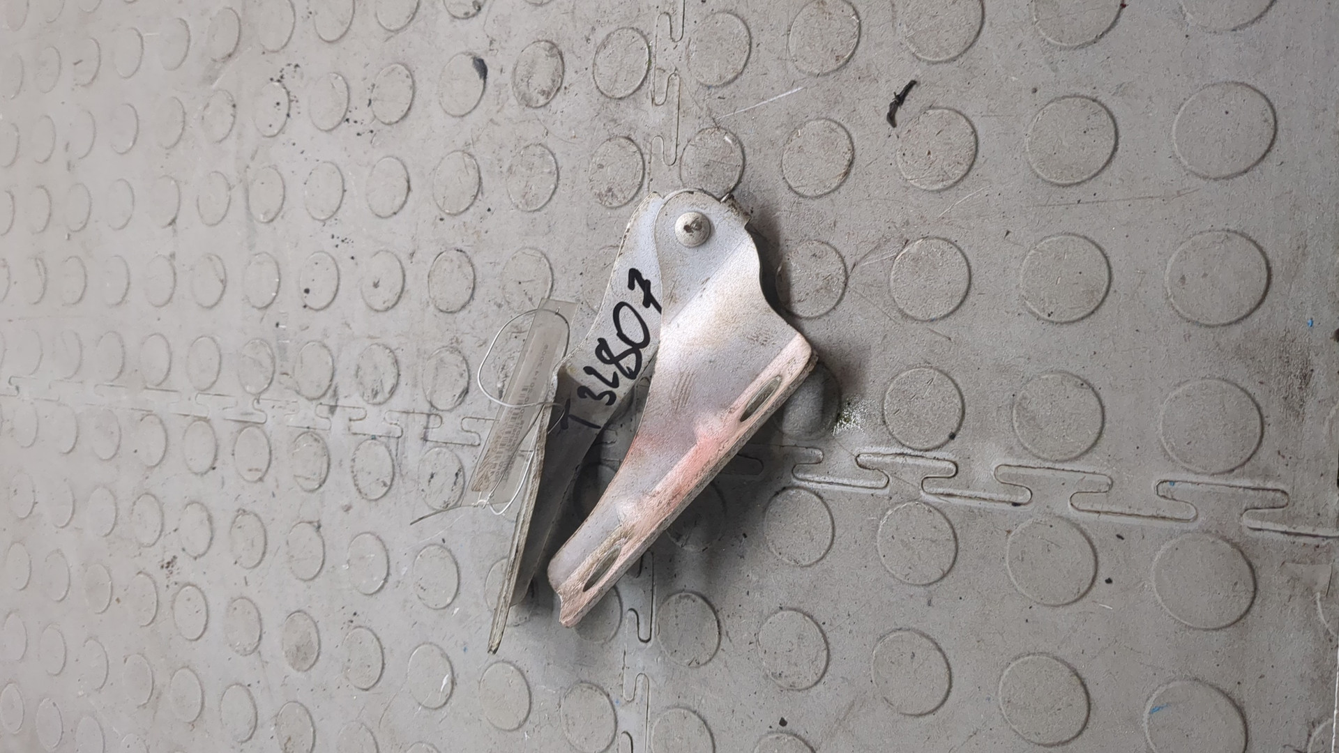 Петля капота левая