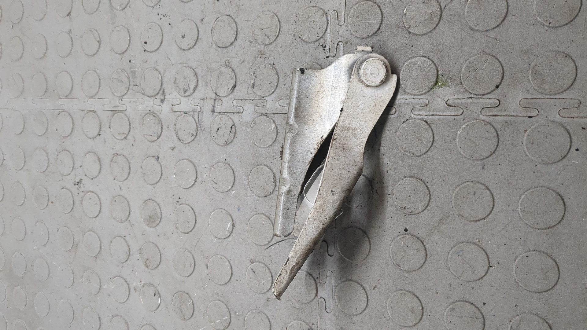 Петля капота левая