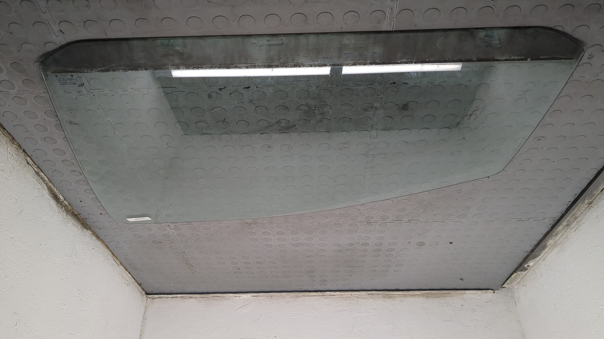 Стекло двери передней левой