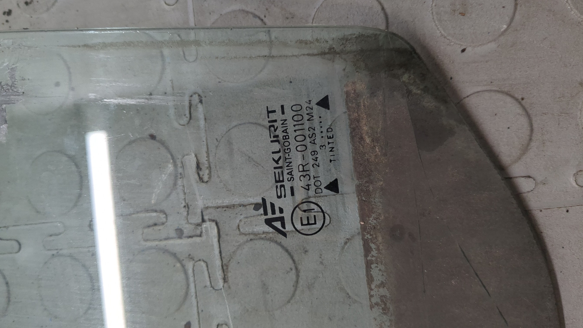 Стекло двери передней левой