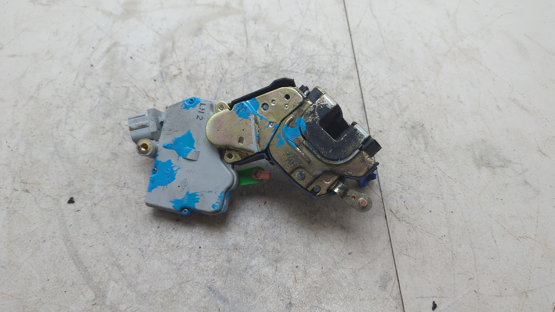 Замок двери передней левой