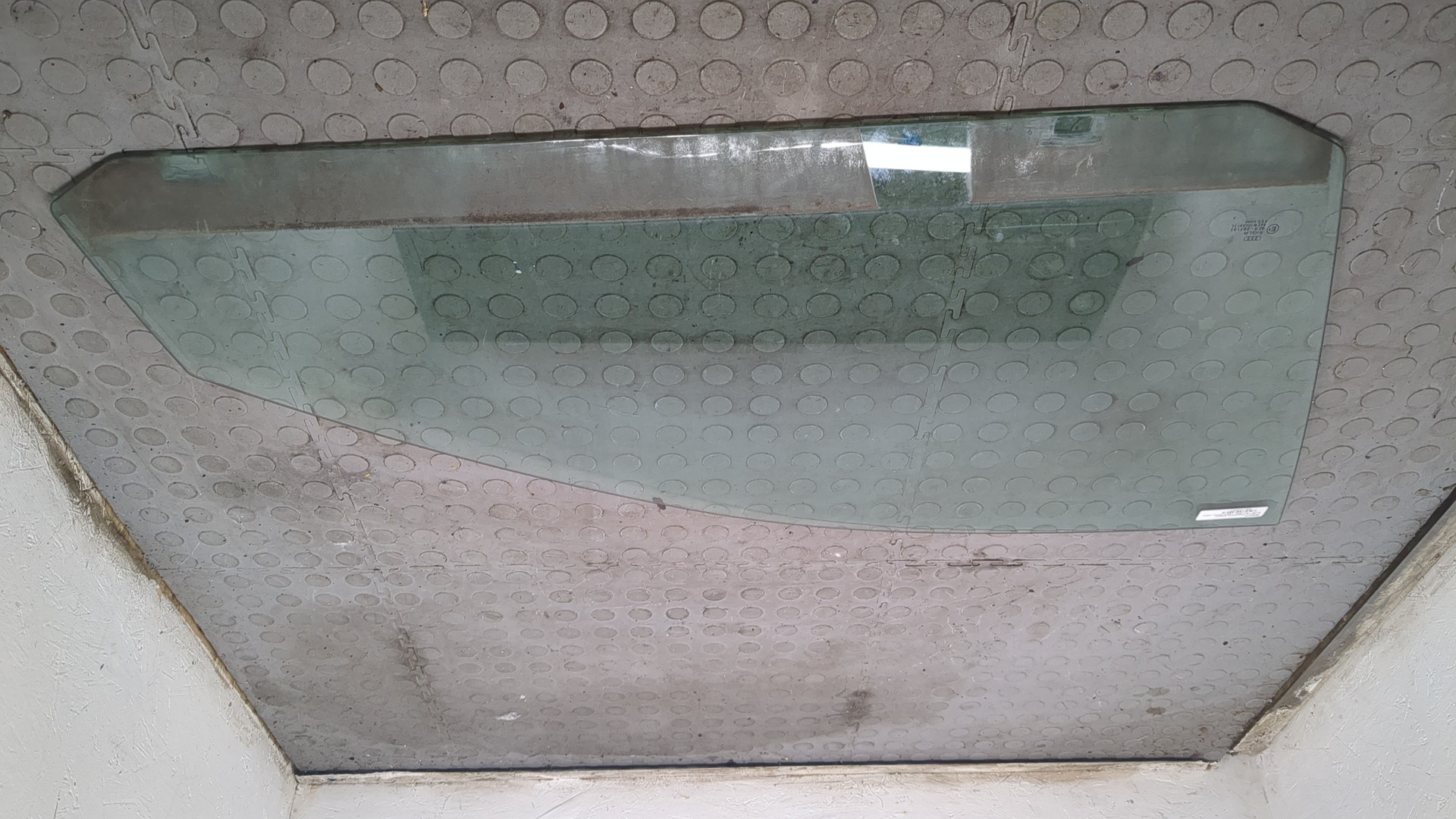 Стекло двери передней правой