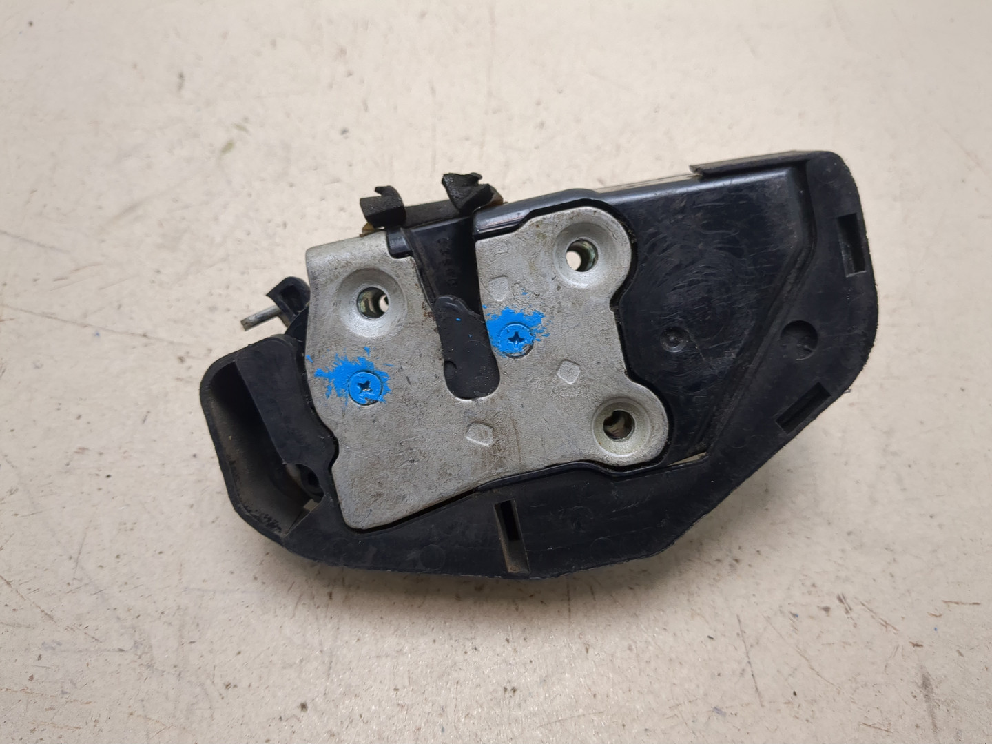 Замок двери передней правой