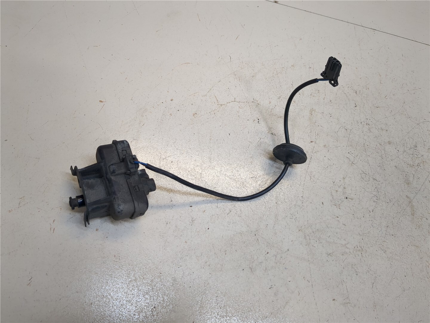 Активатор замка крышки бензобака