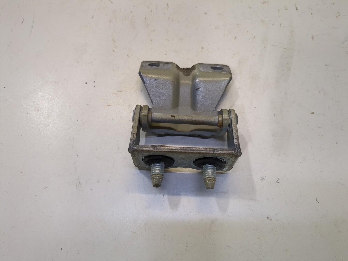 Петля крышки багажника