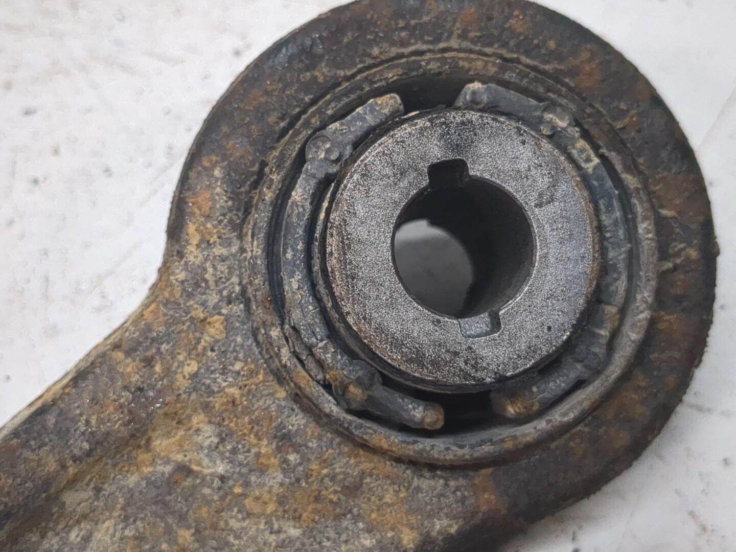 Рычаг передний