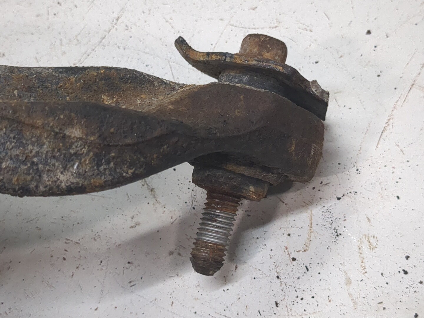 Рычаг передний