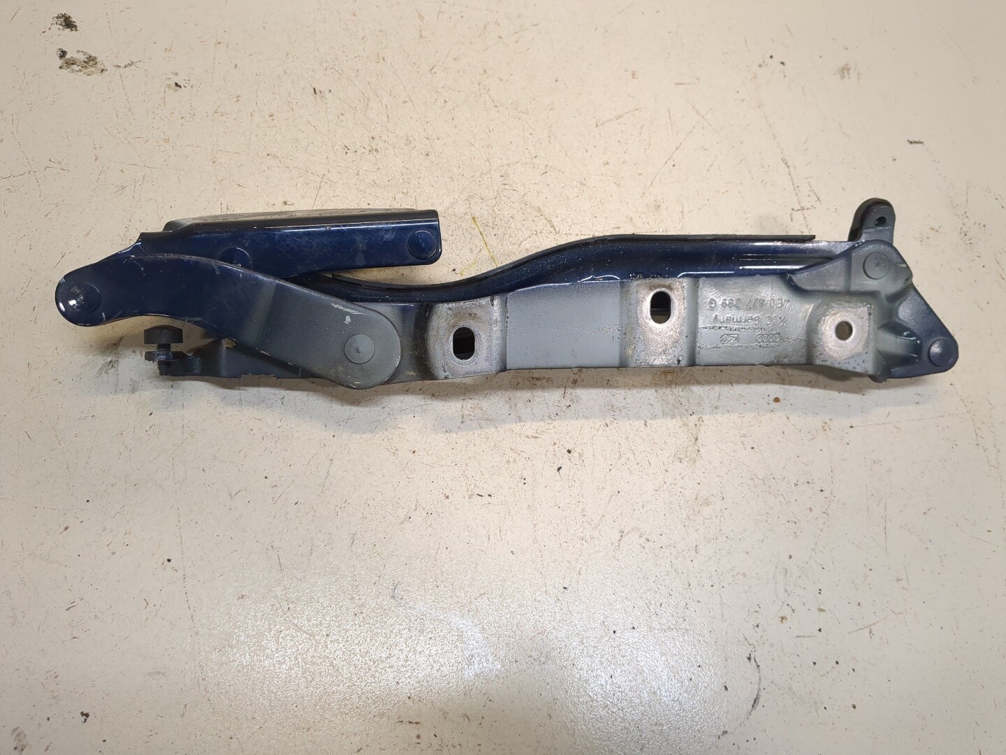 Петля капота правая