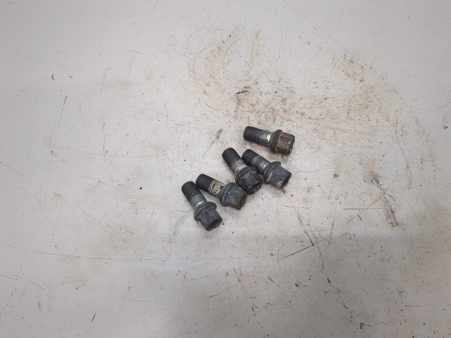 Болт колесный