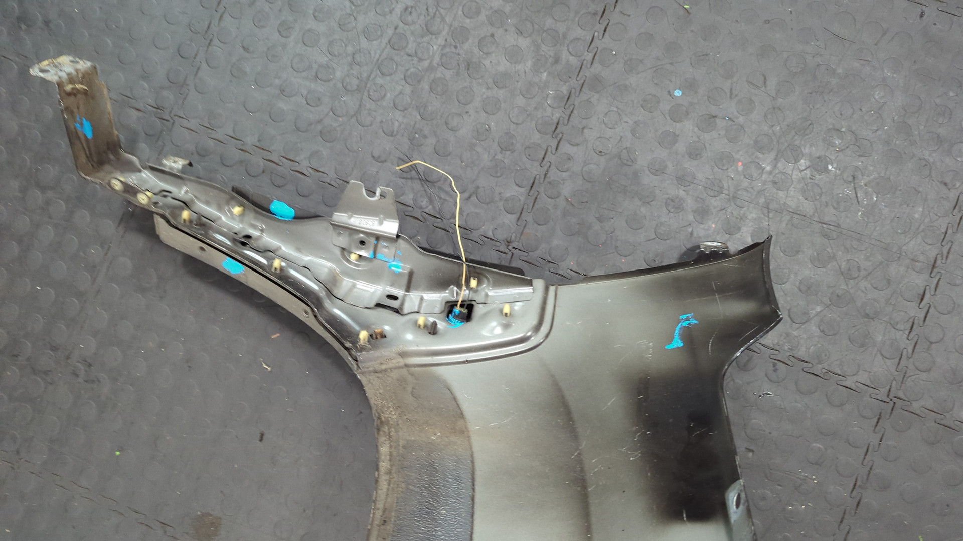 Крыло переднее левое