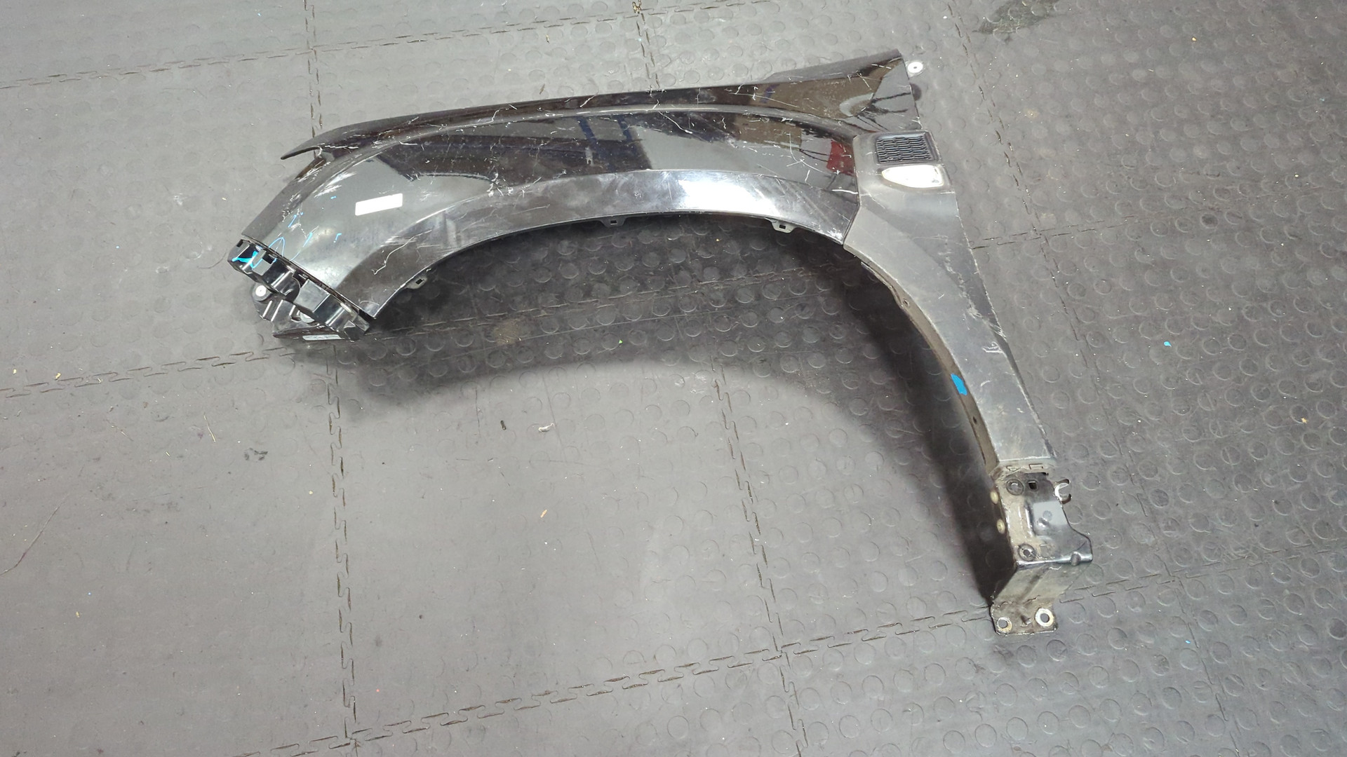 Крыло переднее левое