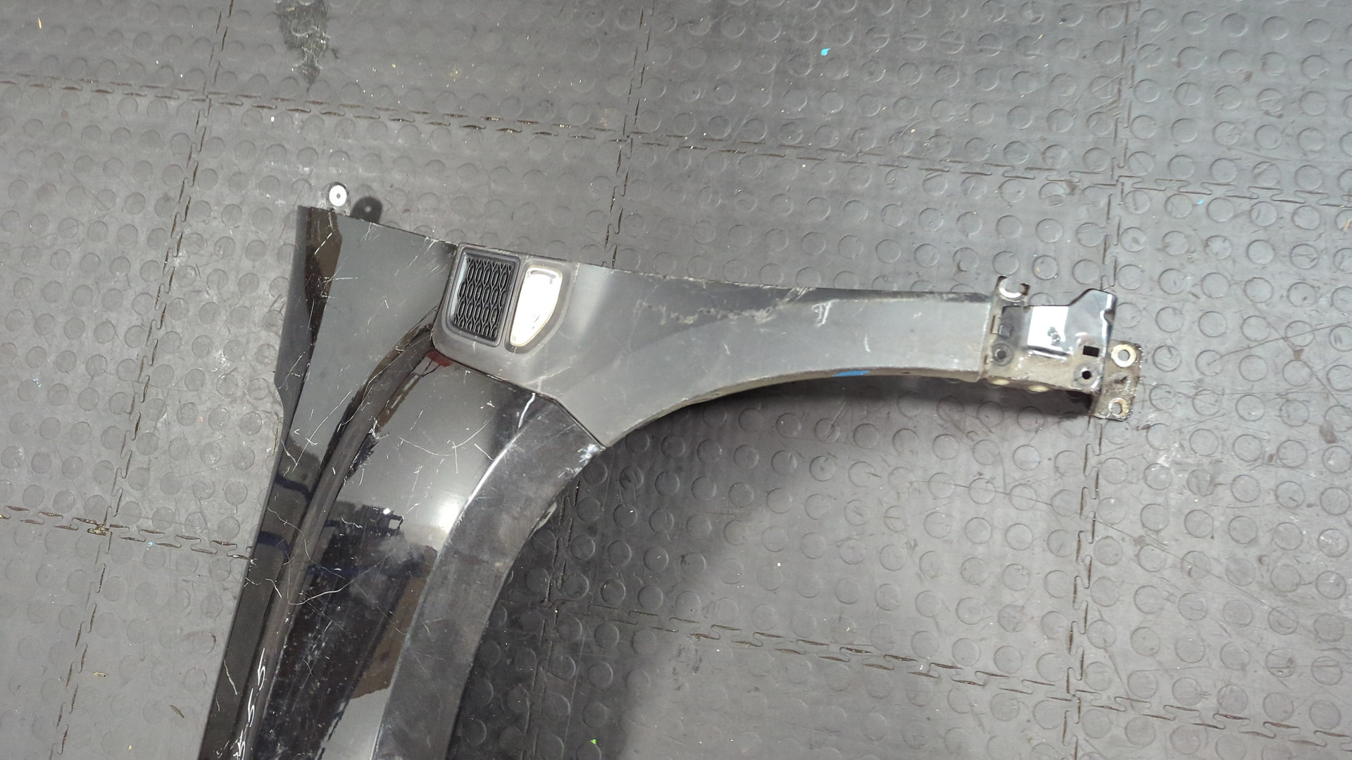 Крыло переднее левое