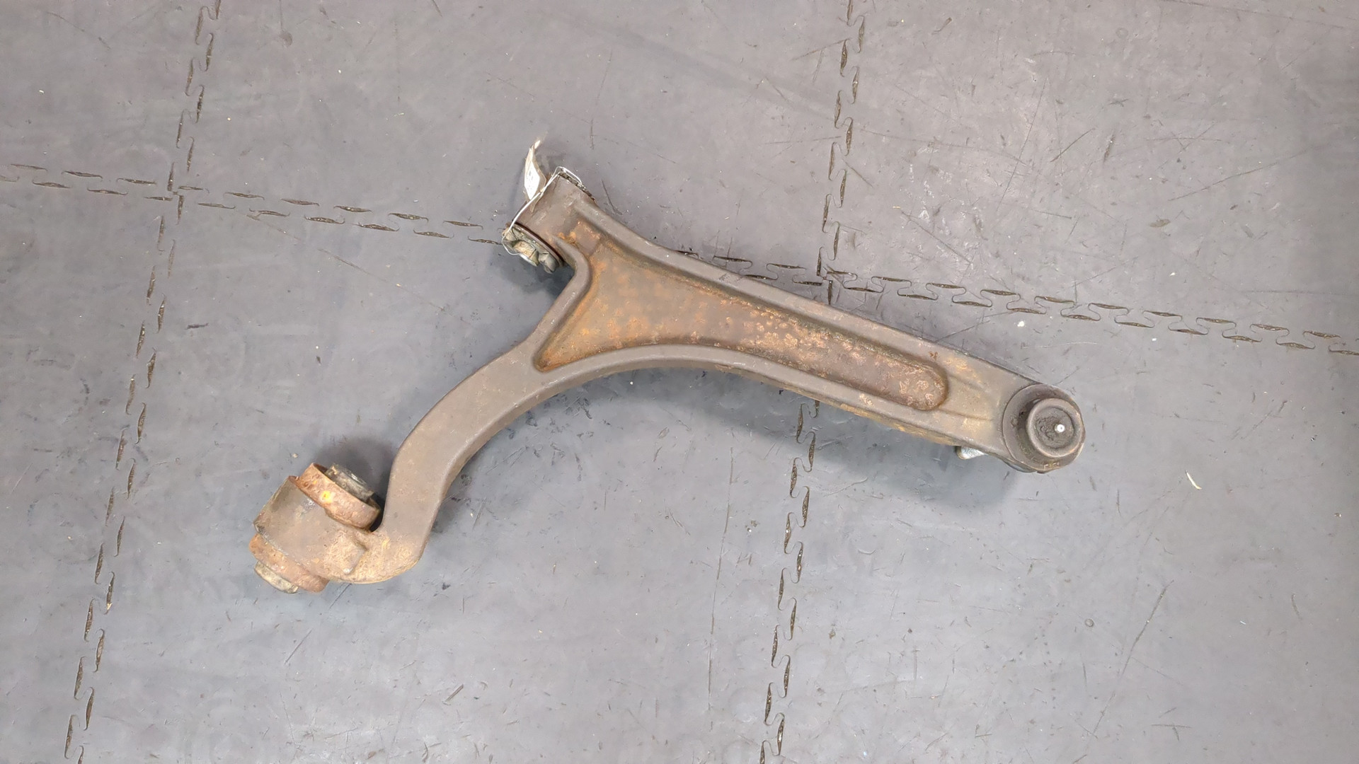 Рычаг передний левый