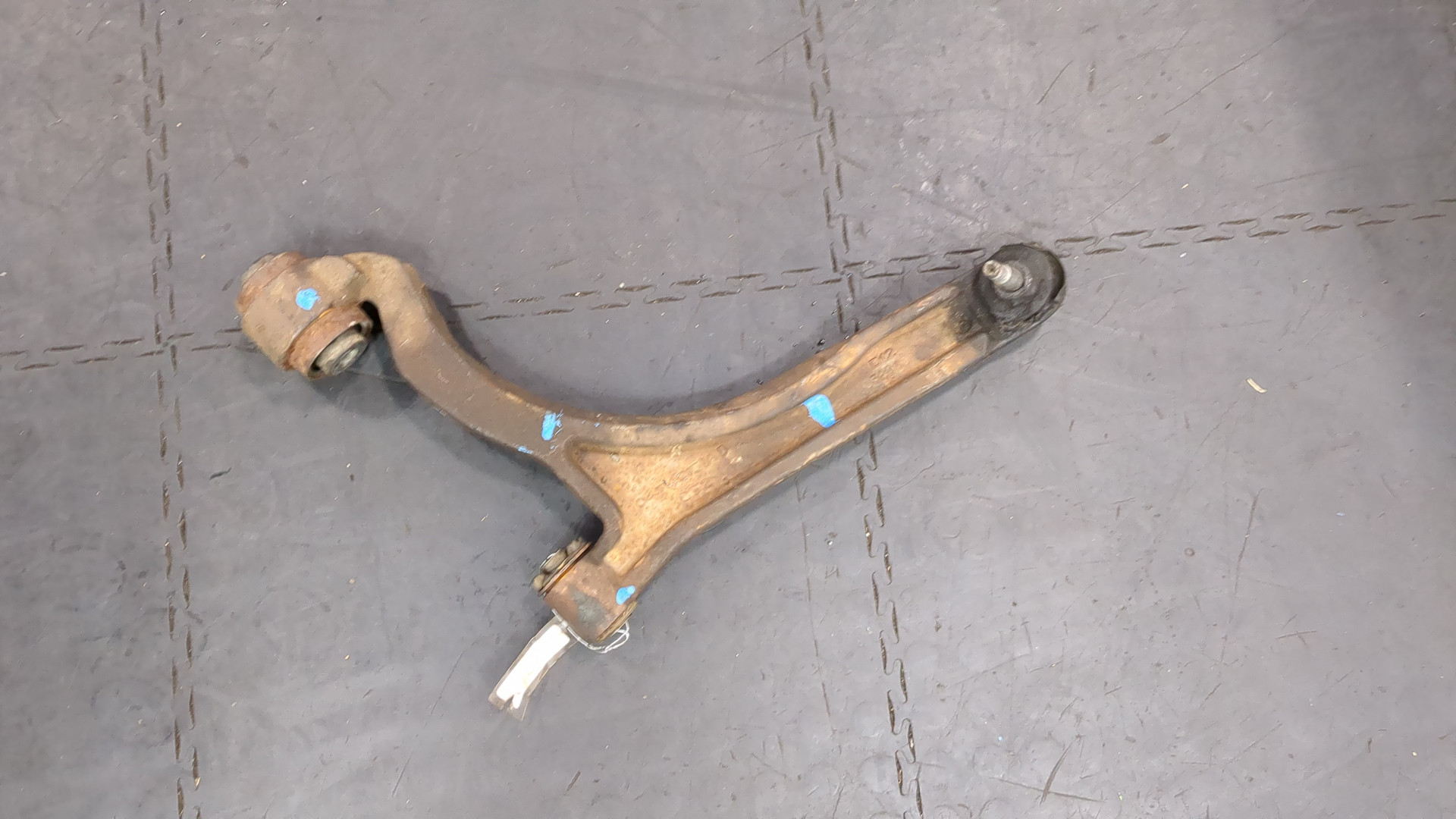 Рычаг передний левый