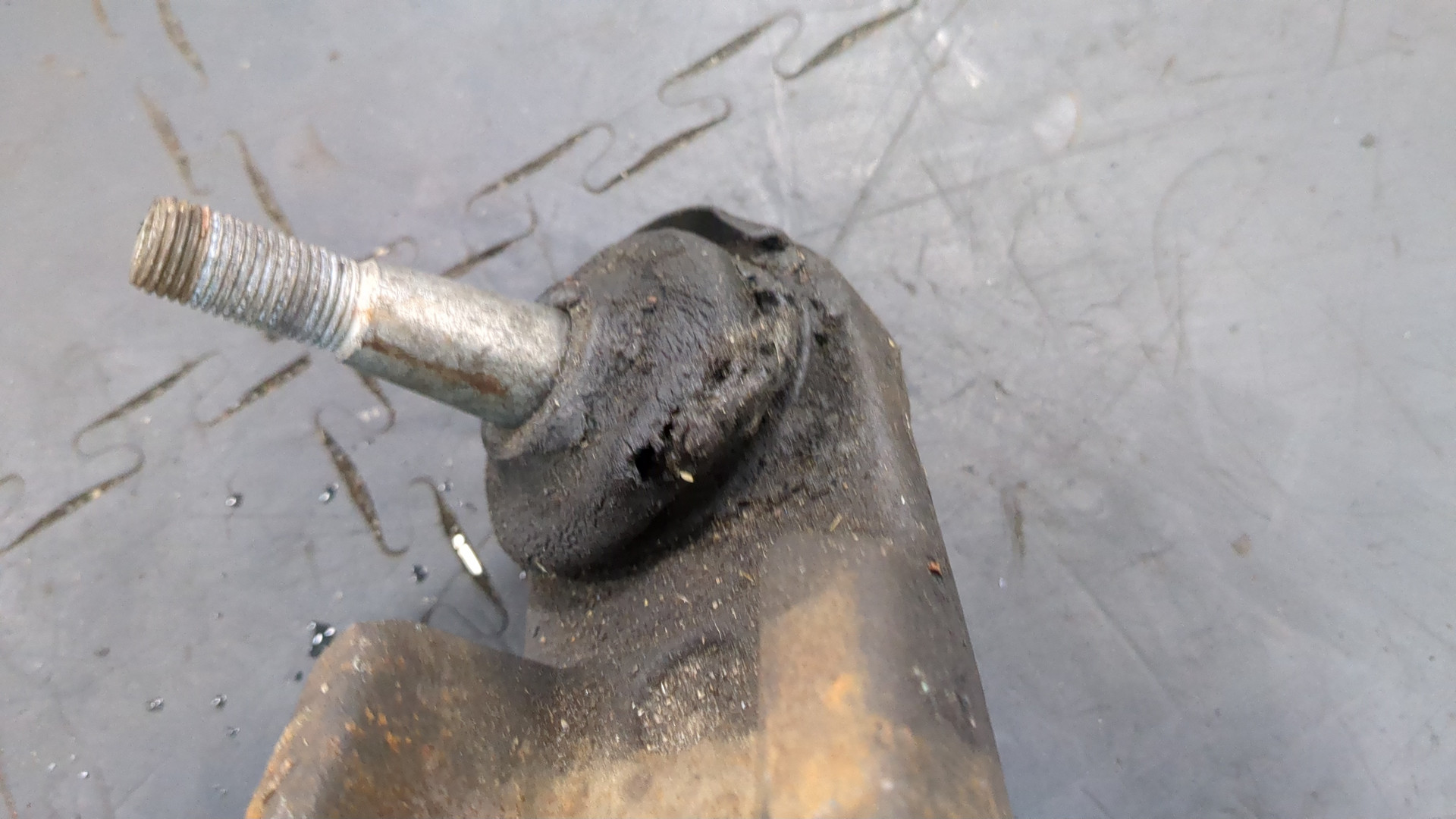 Рычаг передний левый