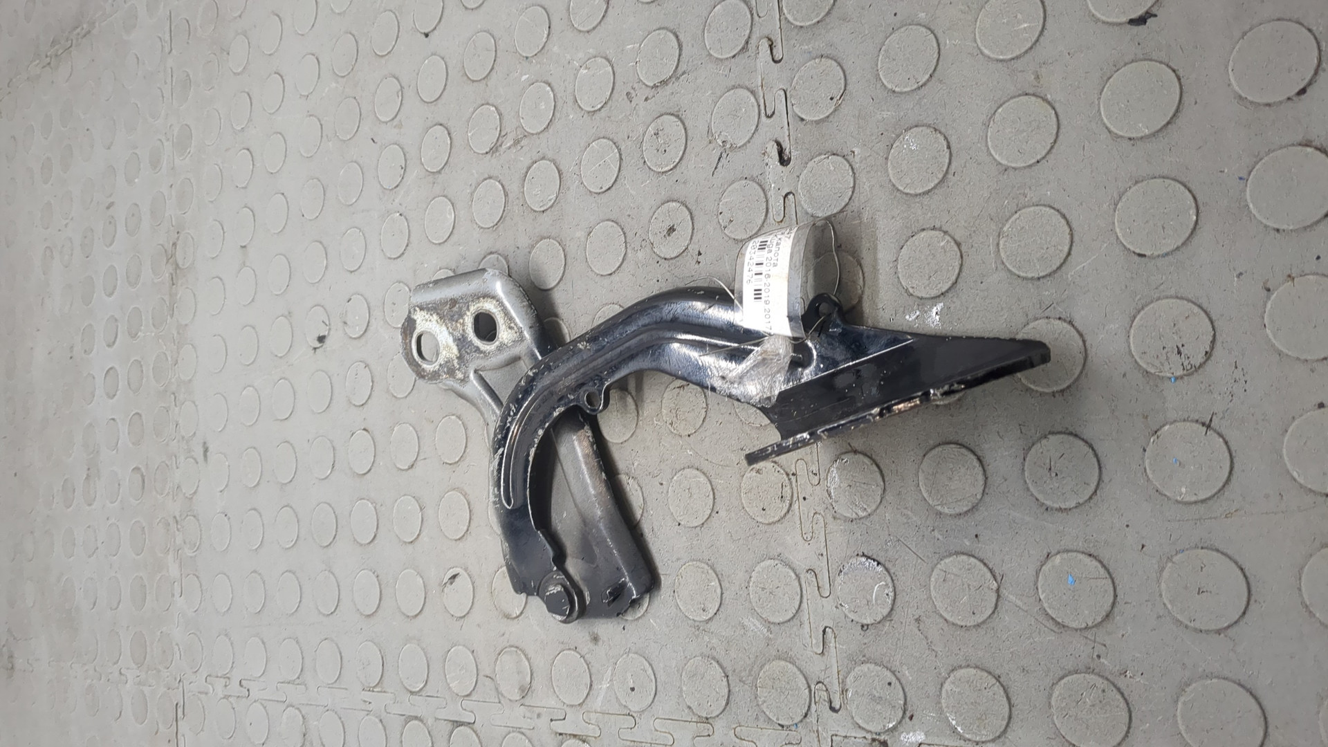 Петля капота правая