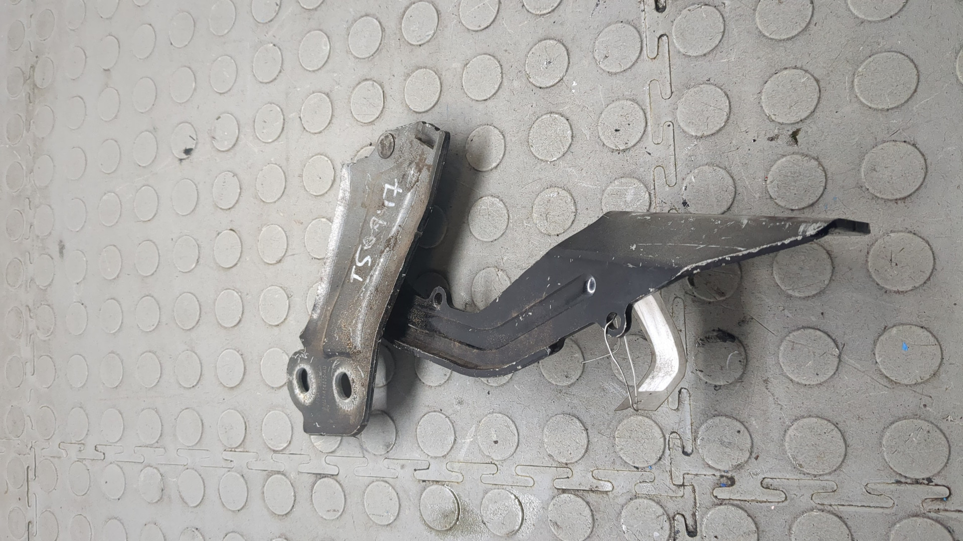 Петля капота правая