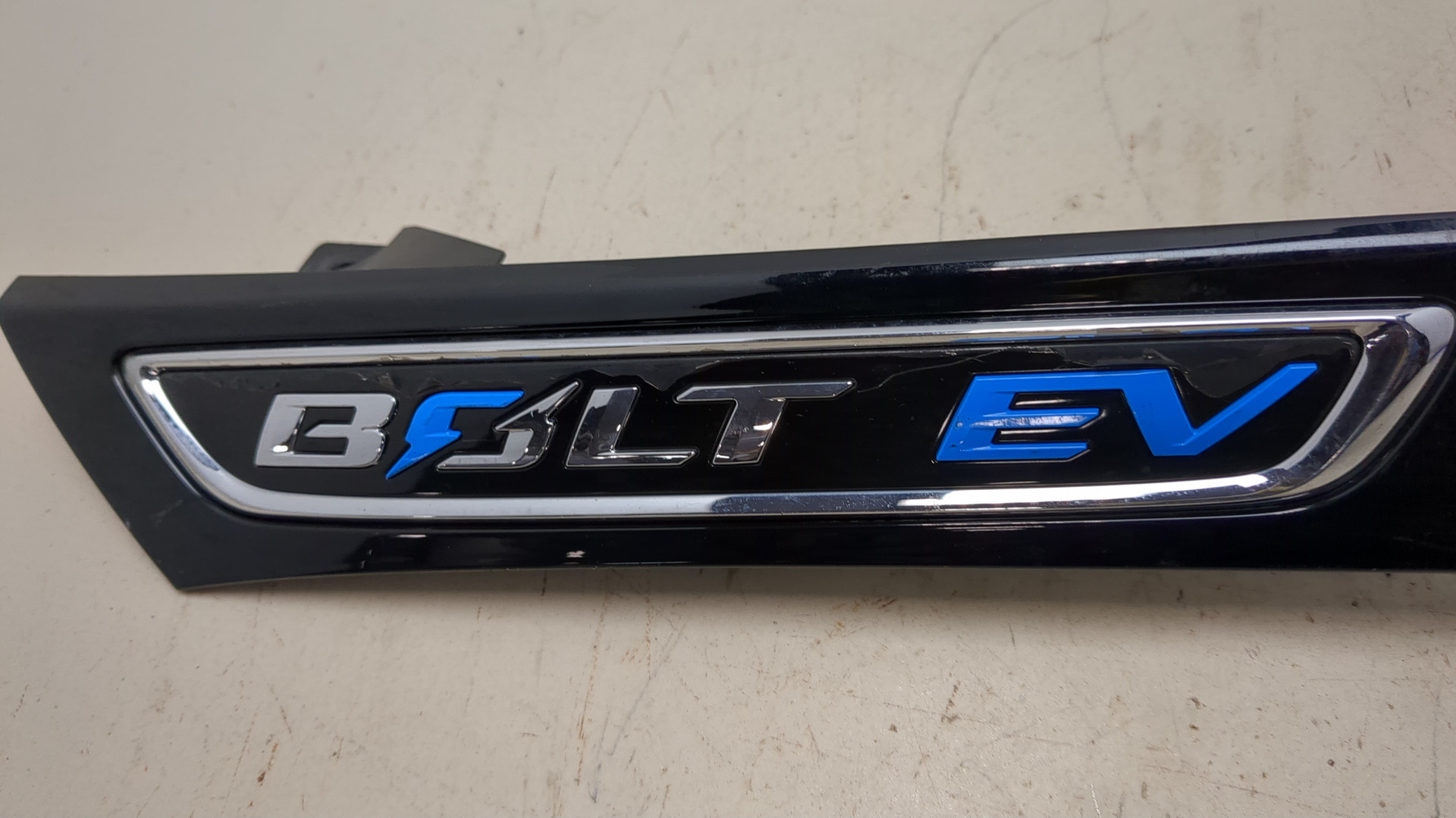 Накладка переднего крыла левого