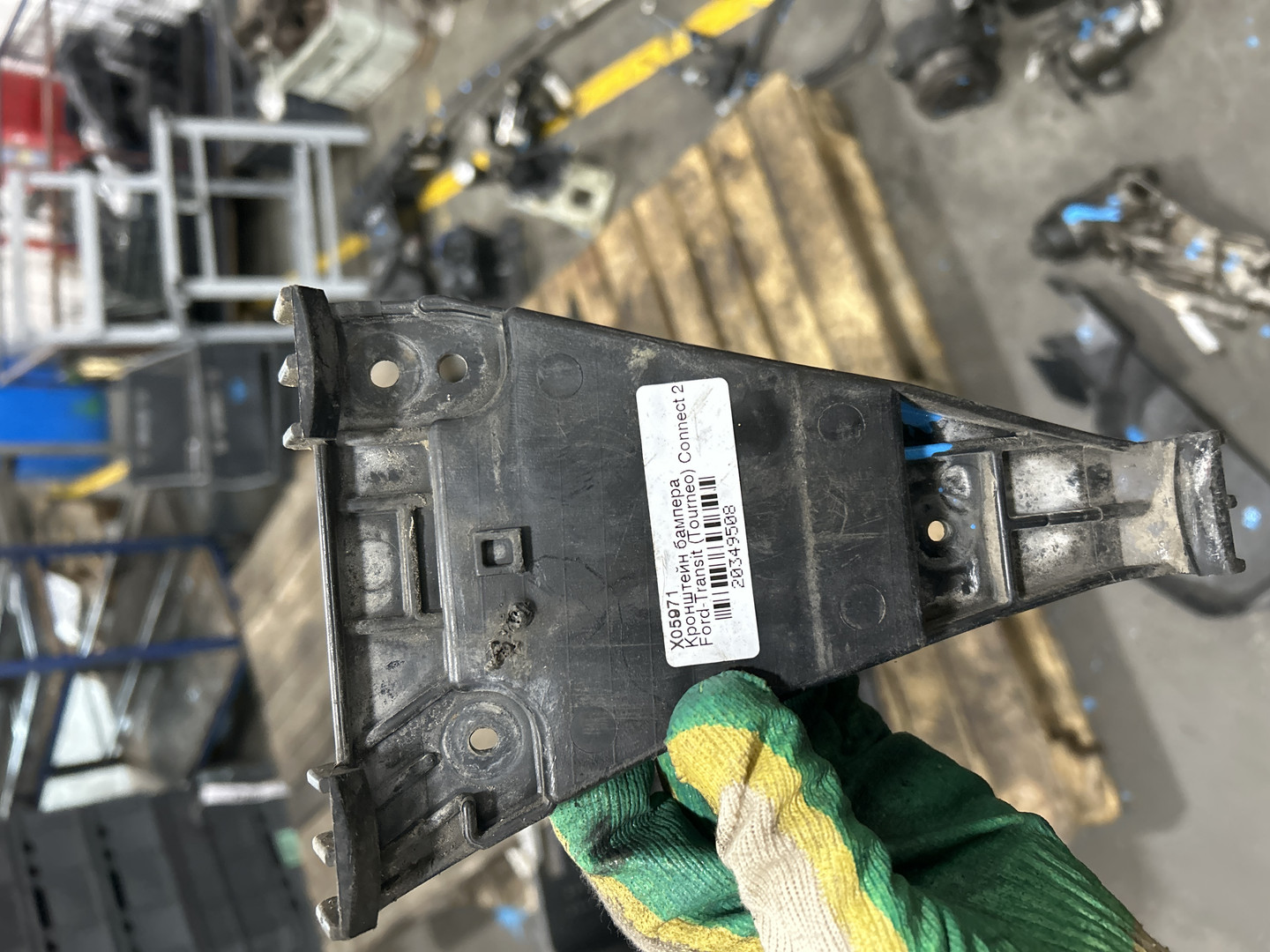 Кронштейн переднего бампера правый