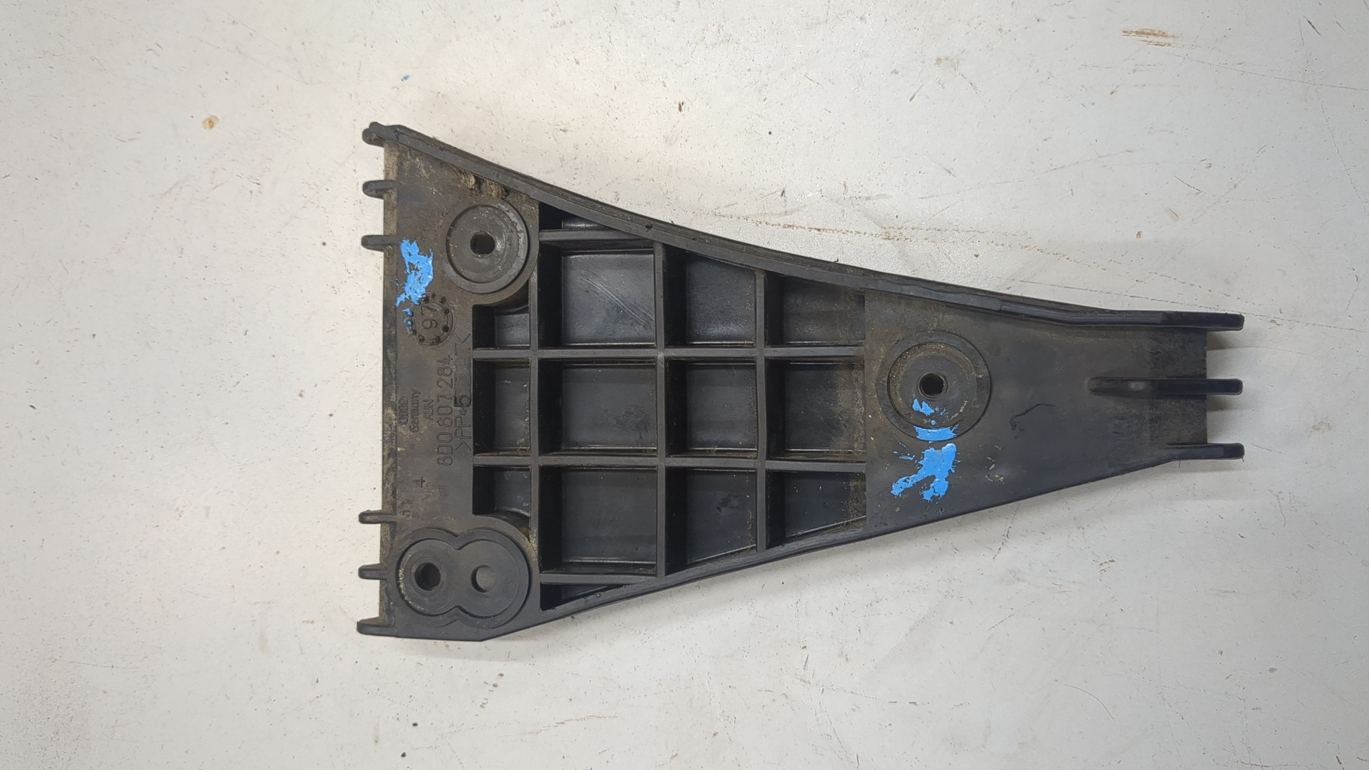 Кронштейн переднего бампера правый