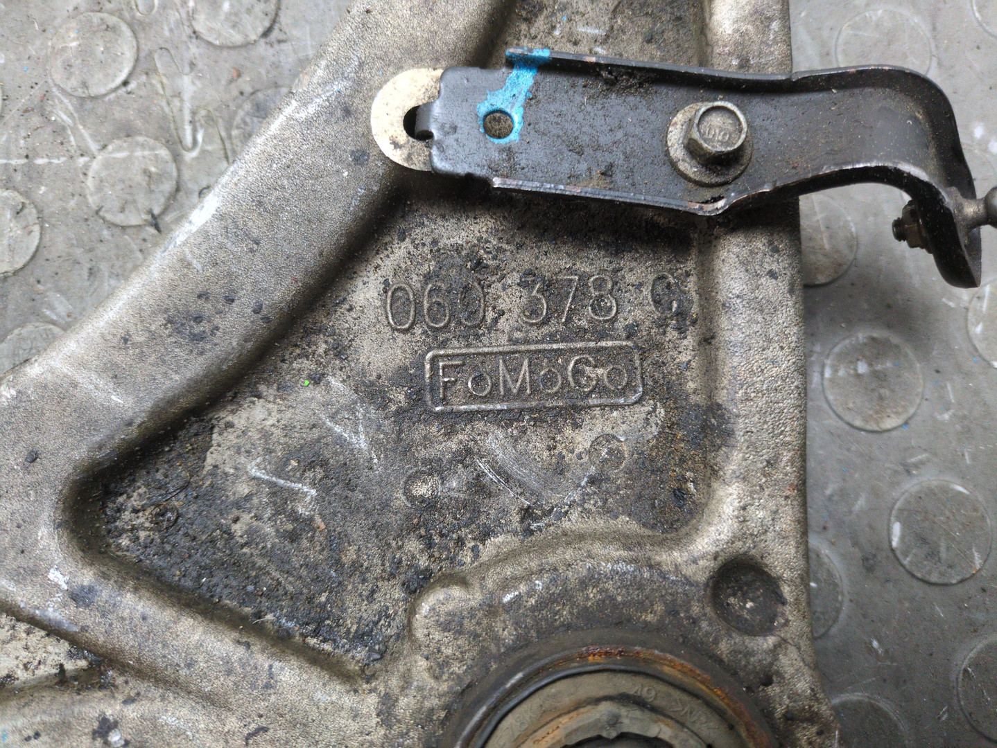 Рычаг передний левый