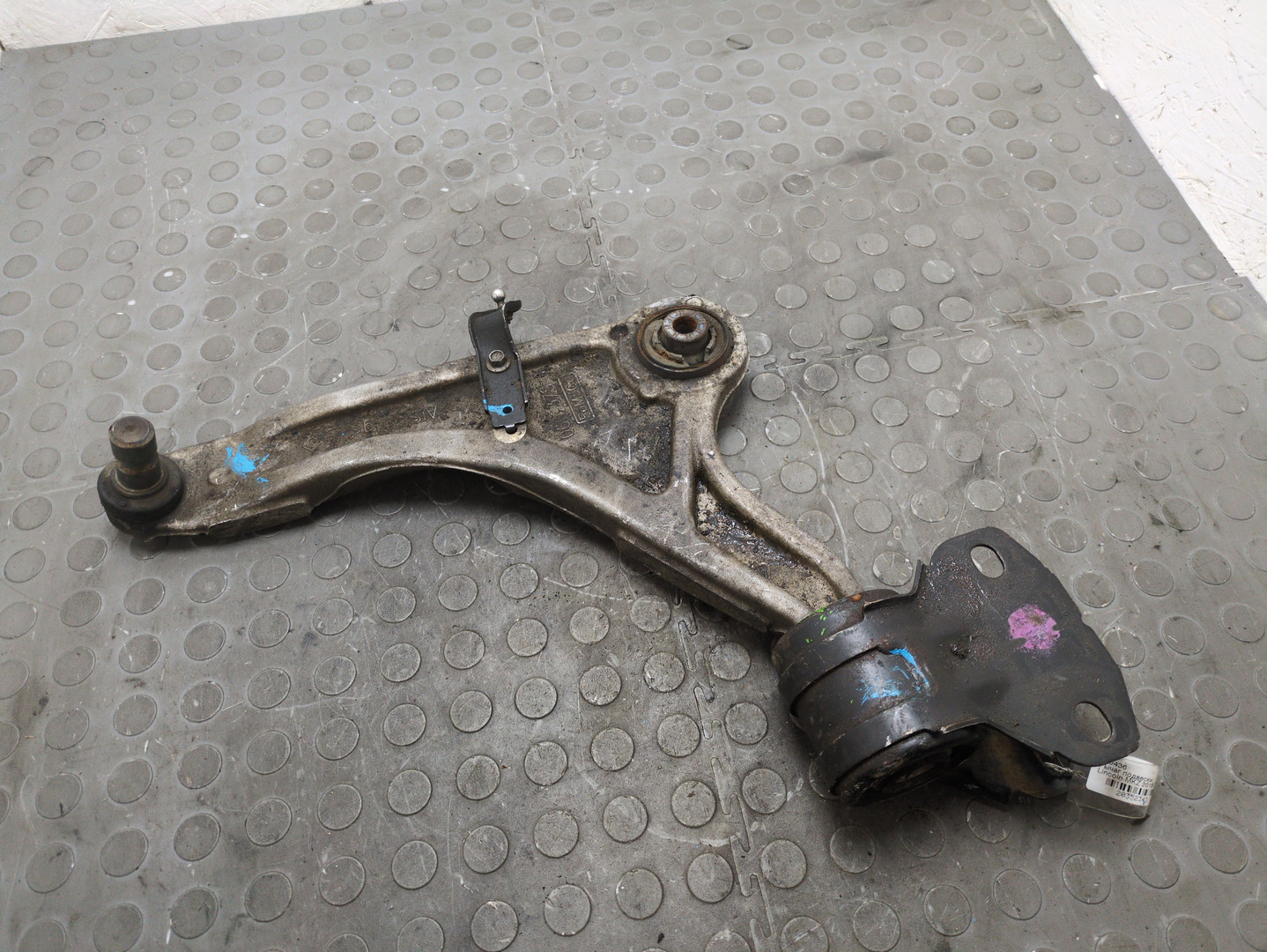 Рычаг передний левый