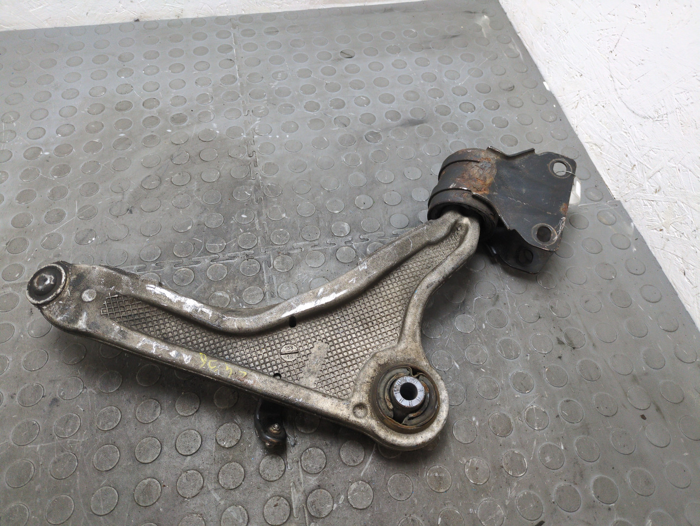 Рычаг передний левый