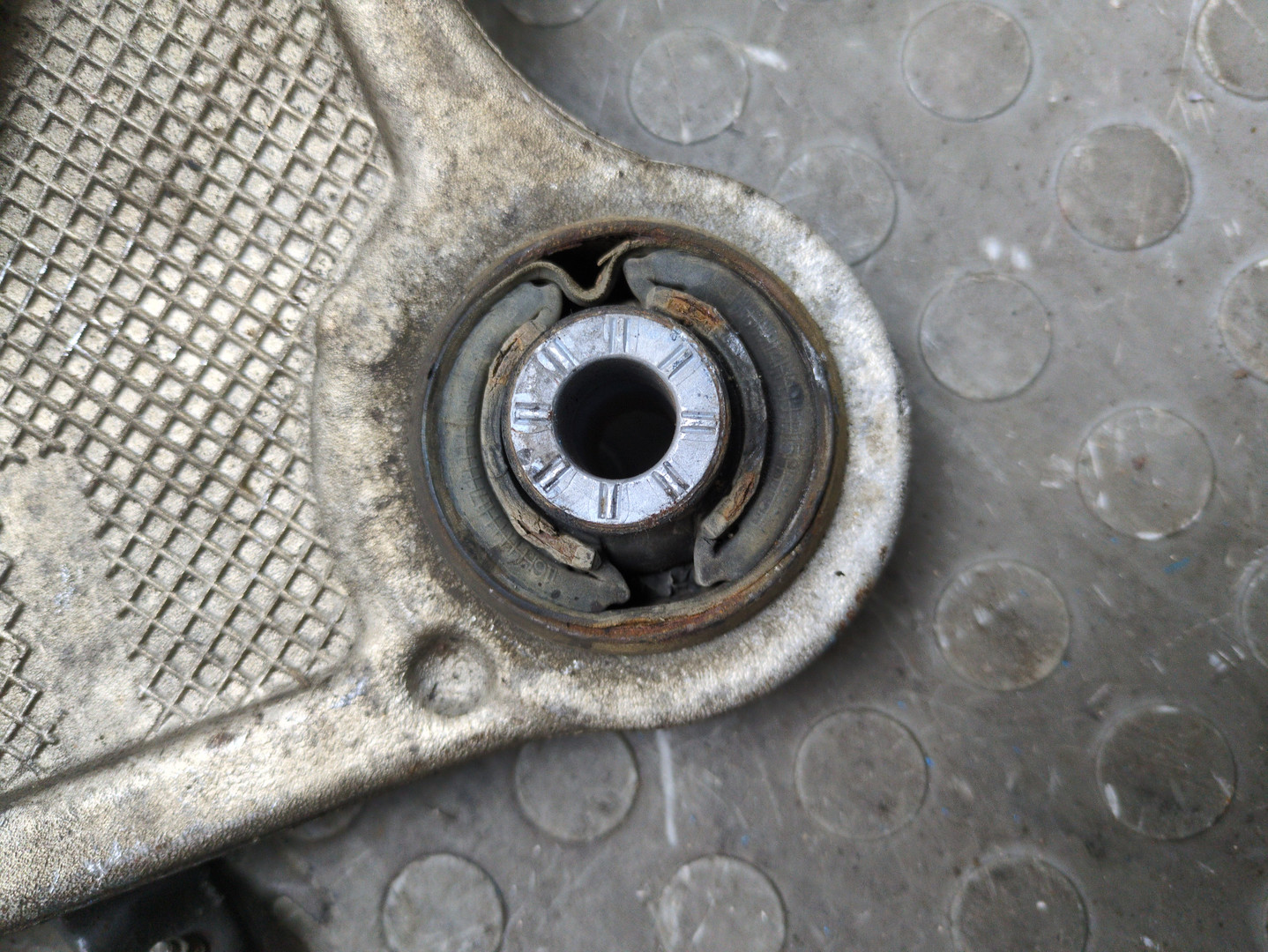 Рычаг передний левый