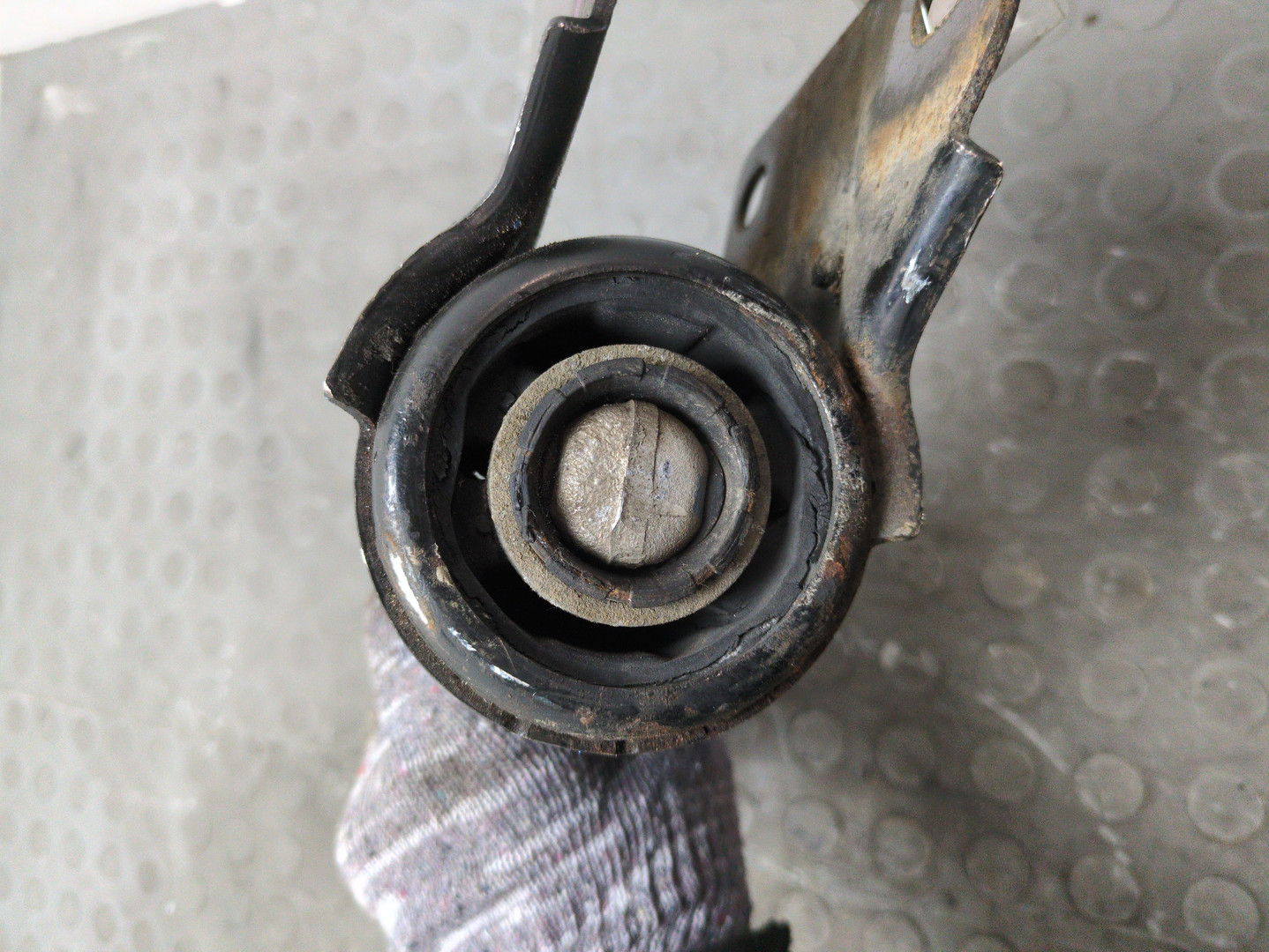 Рычаг передний левый