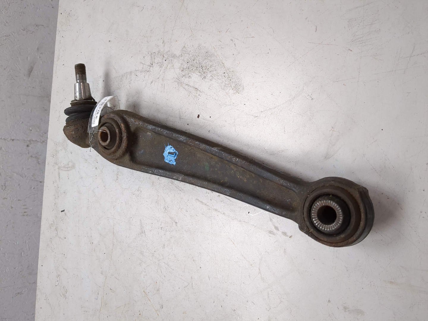 Рычаг передний левый