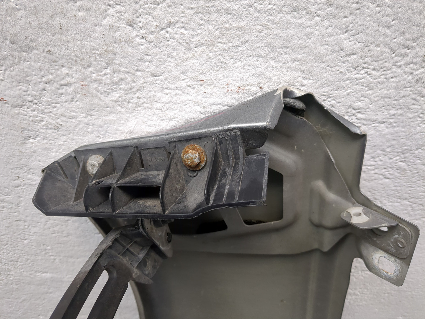 Крыло переднее правое