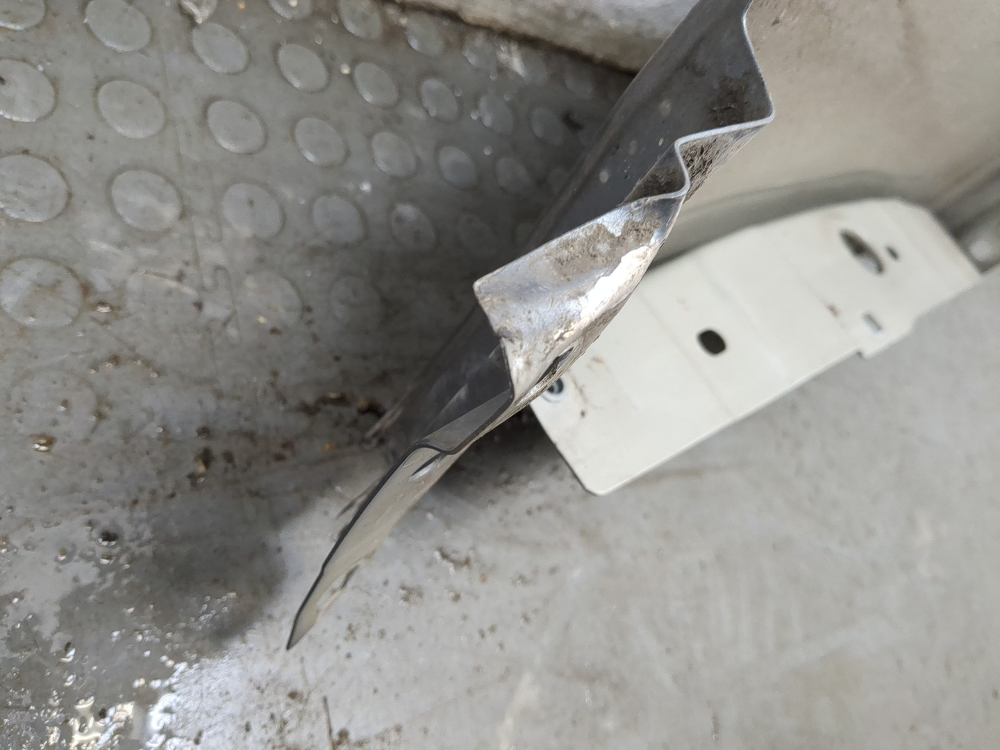 Крыло переднее правое