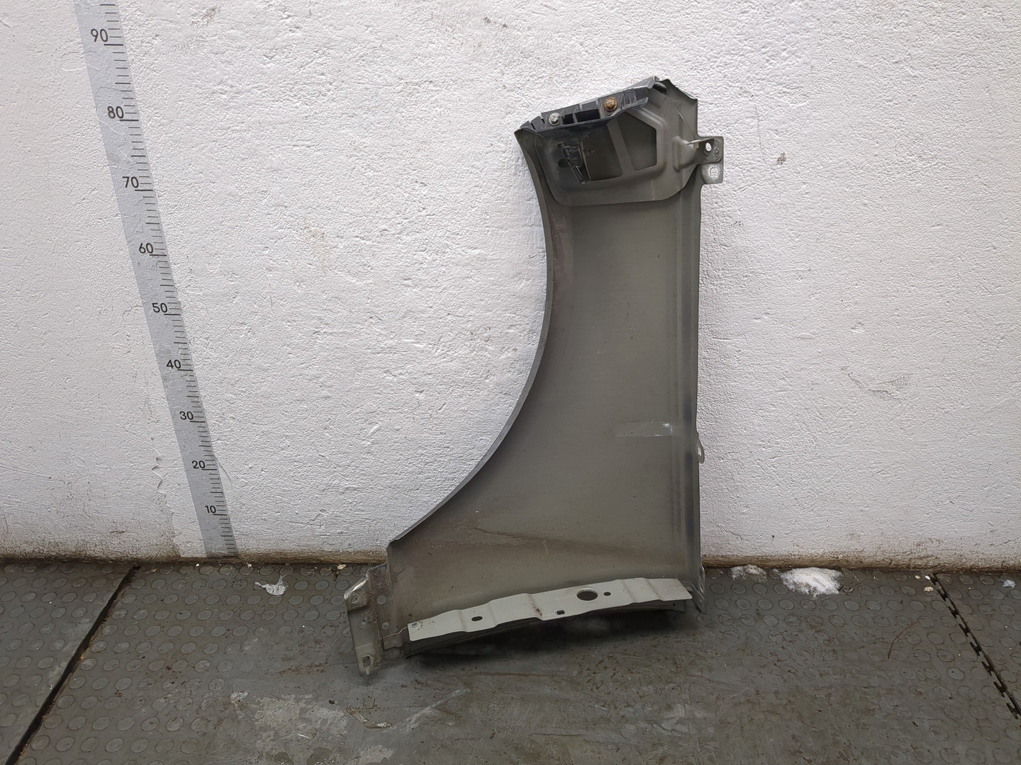 Крыло переднее правое