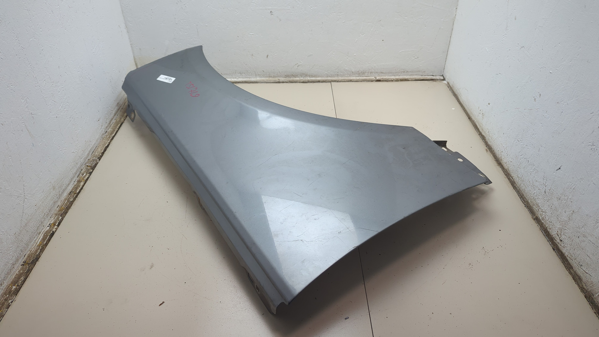 Крыло переднее правое