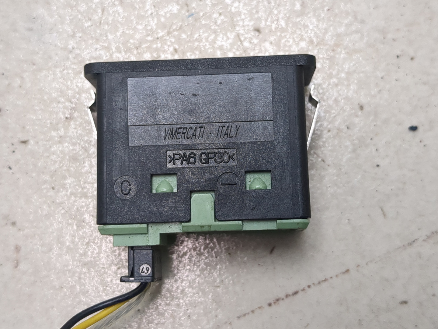 Гнездо AUX / USB IN