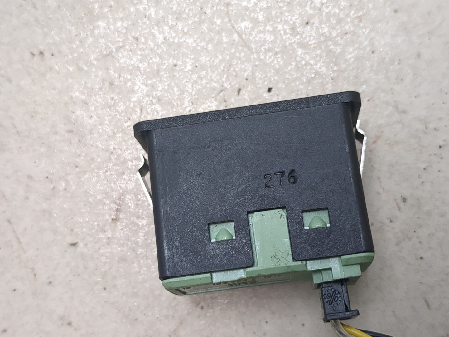 Гнездо AUX / USB IN