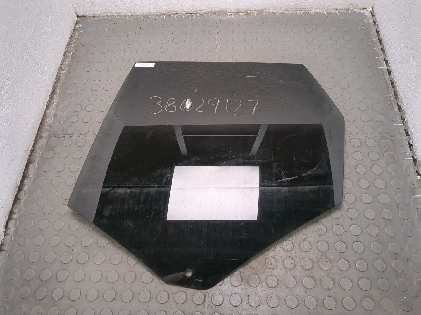 Стекло двери задней левой