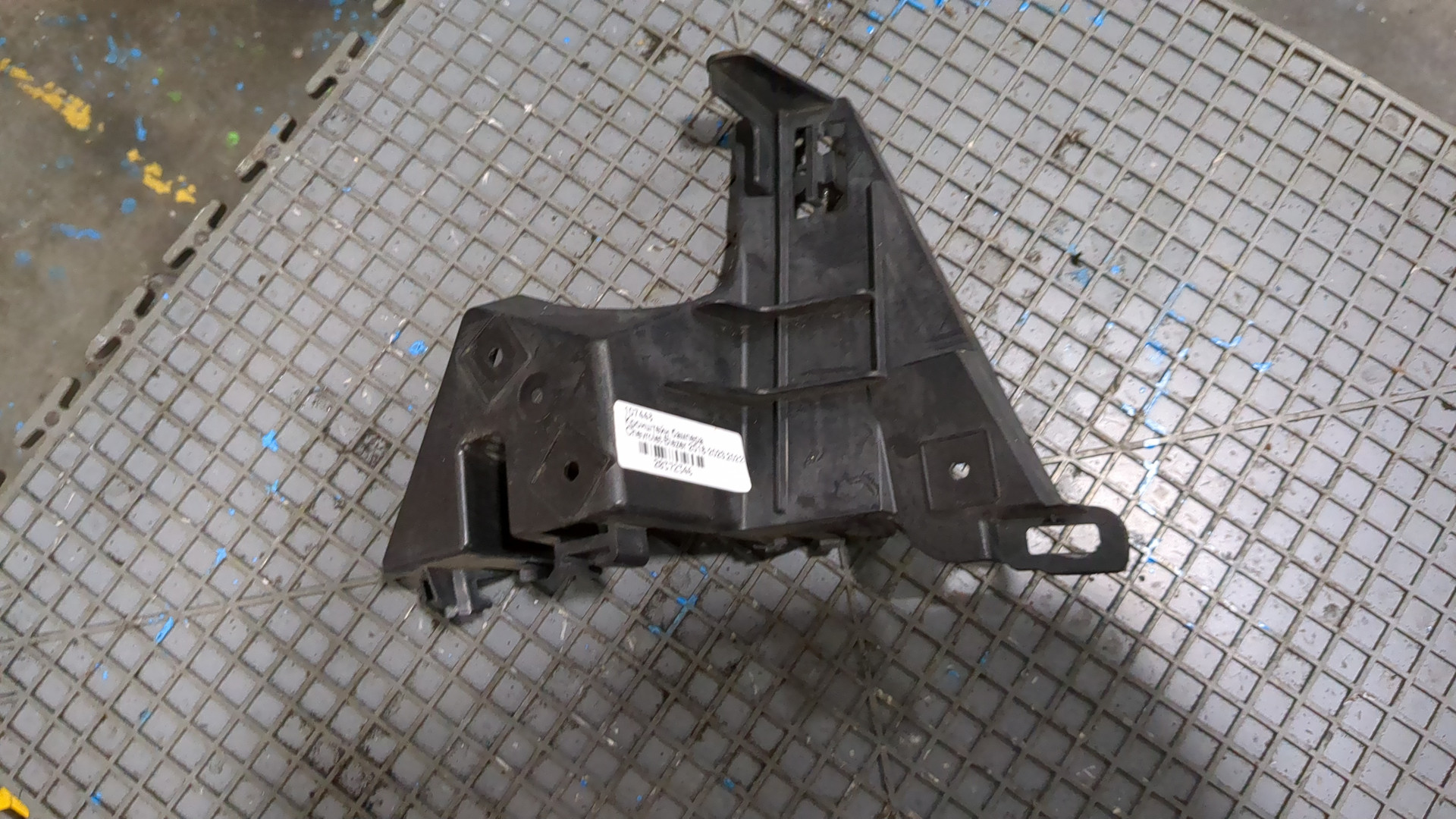 Кронштейн заднего бампера левый