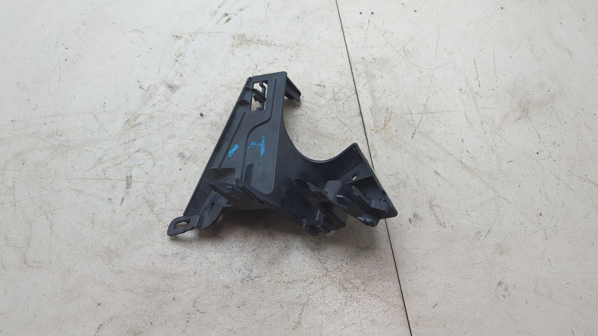 Кронштейн заднего бампера левый