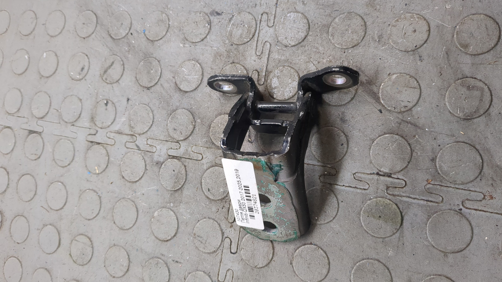 Петля двери