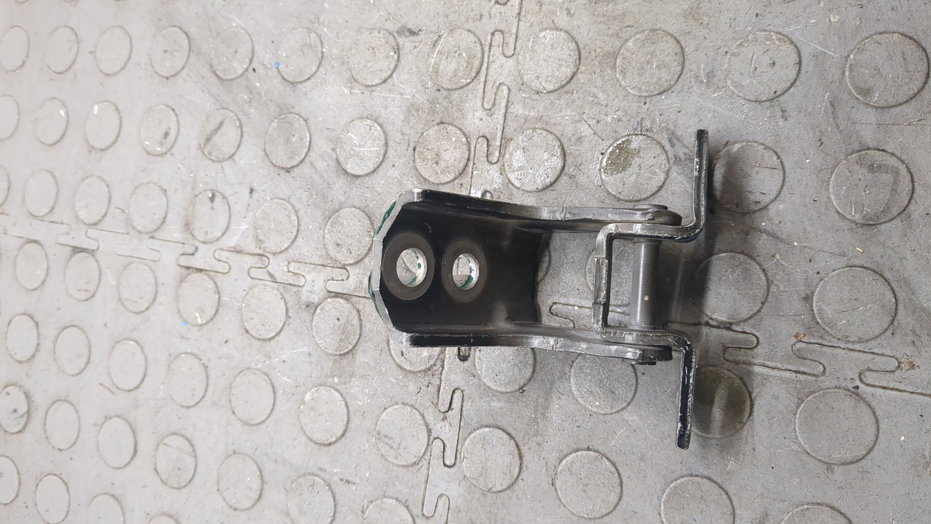 Петля двери