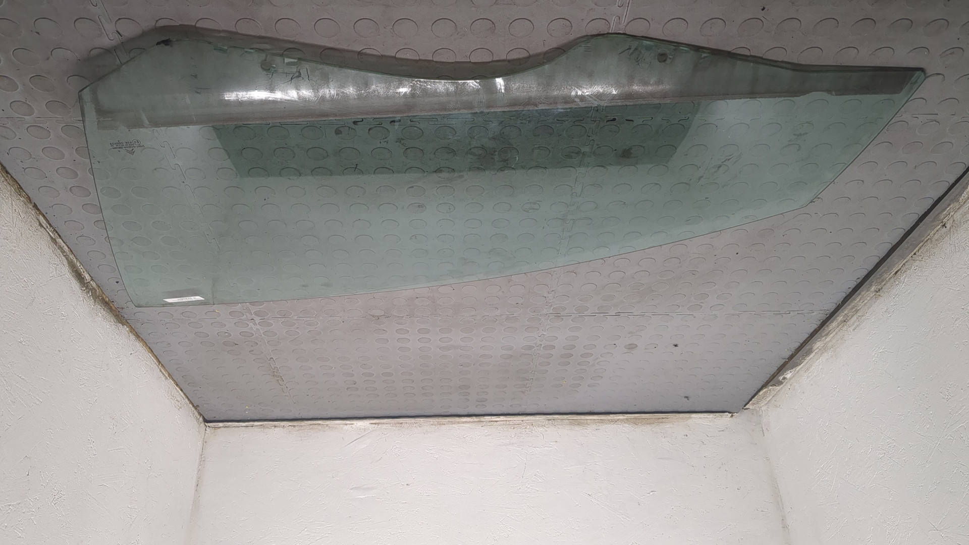 Стекло двери передней левой